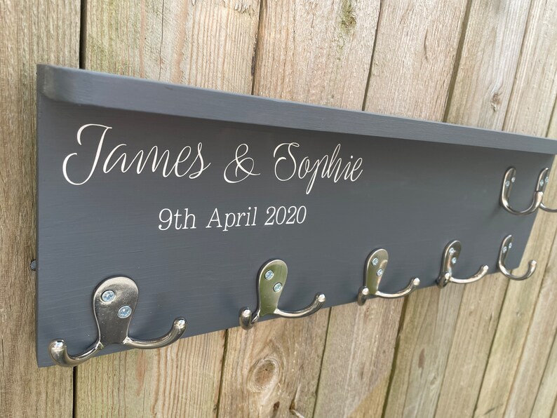 Personalized Coat and Key Hook Shelf: Family Gift, Brass/Chrome Hooks afbeelding 3