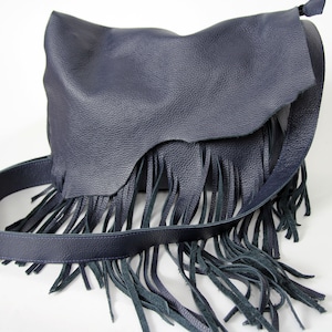 Bolso bandolera bohemio de piel con flecos - Monedero azul oscuro con flecos - Bolso de hombro bohemio con flecos - Bolso bandolera de piel con cremallera superior