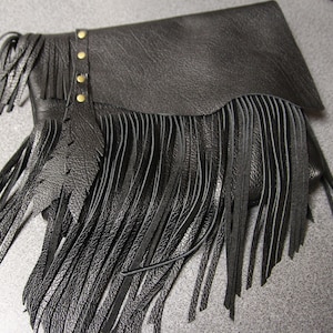 Sac à bandoulière NOIR à franges - SAC bohème en cuir noir - Porte-monnaie en cuir de vachette avec bandoulière réglable - Petit sac à bandoulière de style bohème et occidental
