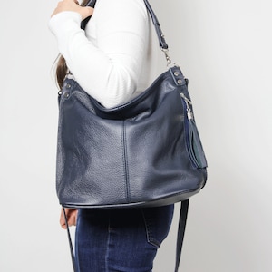 Marineblaue LEDER CROSSBODY BAG mit Quaste - Echtes Rindsleder Hobo Geldbörse für Frauen - Geräumige Reißverschluss-Schultertasche für den täglichen Gebrauch
