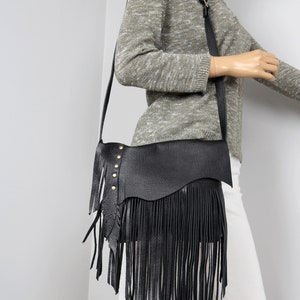 Bolso bandolera de piel negra con flecos - Monedero de piel de vacuno con correa ajustable - Bolso de hombro vintage para estilo bohemio y occidental