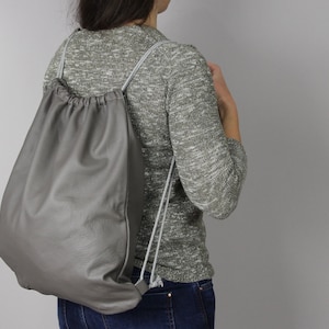 Mochila de cuero gris: bolso de viaje de cuero italiano con cordón