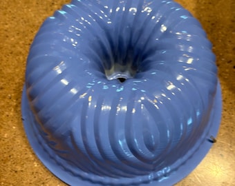 Vintage Enameled Tin Metal Bundt Cake Pan