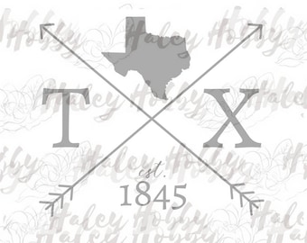 Puede incluir: Diseño gráfico gris sobre fondo blanco. El diseño presenta el contorno del estado de Texas, las letras "TX" y el texto "est. 1845" con flechas que cruzan el diseño.