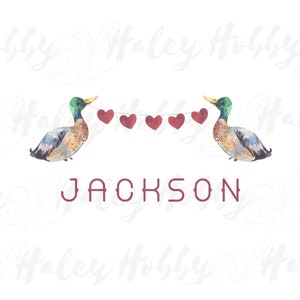 Puede incluir: Ilustración en acuarela con dos patos sosteniendo una guirnalda de corazones rojos. El nombre "JACKSON" está escrito debajo en una fuente estilizada. Los patos tienen cabezas verdes, picos amarillos y plumas marrones y azules.