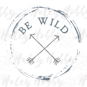 Pode incluir: Um c&iacute;rculo azul e branco desgastado com o texto "BE WILD" em uma fonte manuscrita. Duas flechas cinzas se cruzam no centro do c&iacute;rculo.