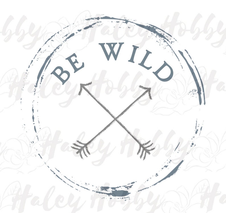 Pode incluir: Um c&iacute;rculo azul e branco desgastado com o texto "BE WILD" em uma fonte manuscrita. Duas flechas cinzas se cruzam no centro do c&iacute;rculo.