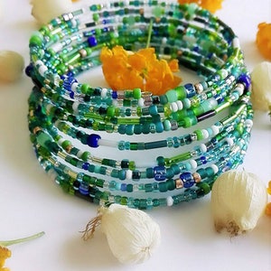 Bracelet fil mémoire, 10 brins, perlé, pour femme ou adolescente, cadeau pour tous les âges. Nuances de vert et de bleu. Bijoux d'été image 4