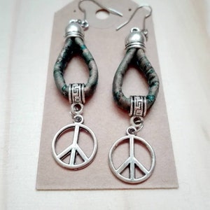 Dangle earrings in denim blue cork, with a peace sign charm pendant. Woman, teenager girls casual jewellery. Portuguese jewellery for her imagem 1