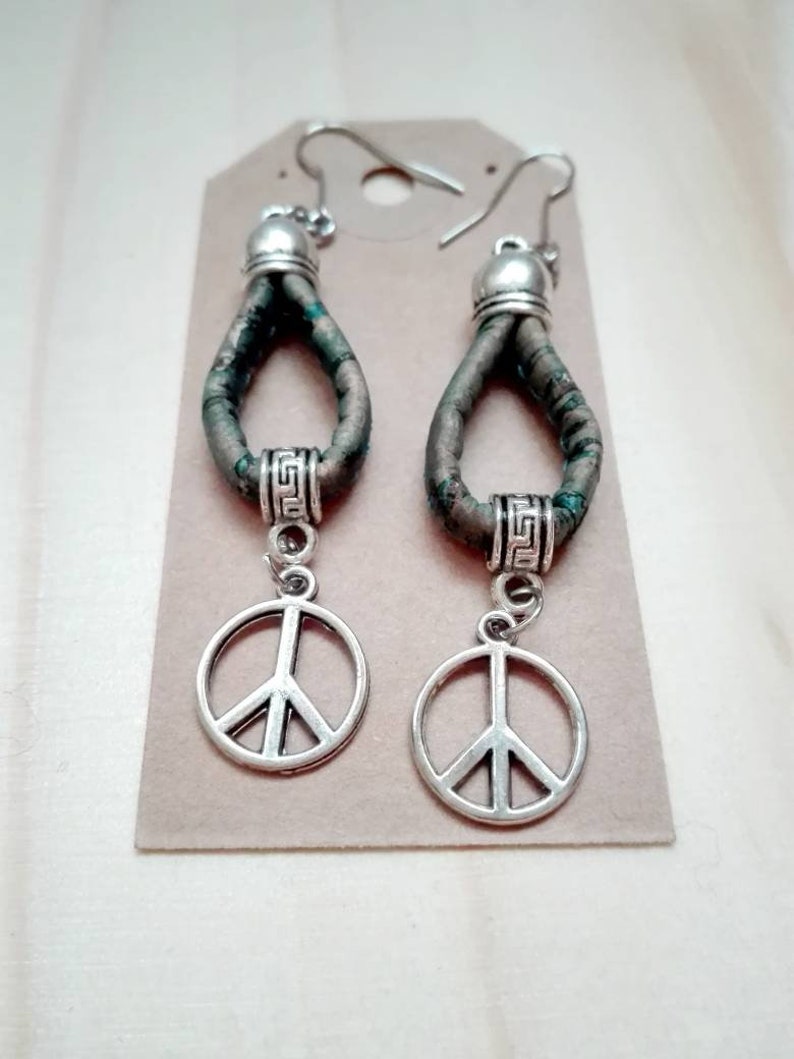 Dangle earrings in denim blue cork, with a peace sign charm pendant. Woman, teenager girls casual jewellery. Portuguese jewellery for her imagem 1