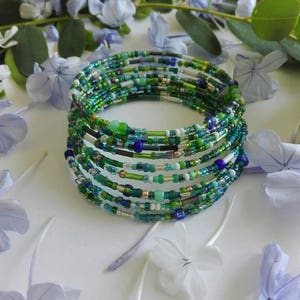 Bracelet fil mémoire, 10 brins, perlé, pour femme ou adolescente, cadeau pour tous les âges. Nuances de vert et de bleu. Bijoux d'été image 9