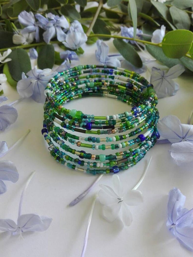 Bracelet fil mémoire, 10 brins, perlé, pour femme ou adolescente, cadeau pour tous les âges. Nuances de vert et de bleu. Bijoux d'été image 9