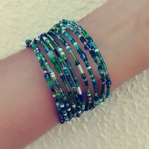 Bracelet fil mémoire, 10 brins, perlé, pour femme ou adolescente, cadeau pour tous les âges. Nuances de vert et de bleu. Bijoux d'été image 5