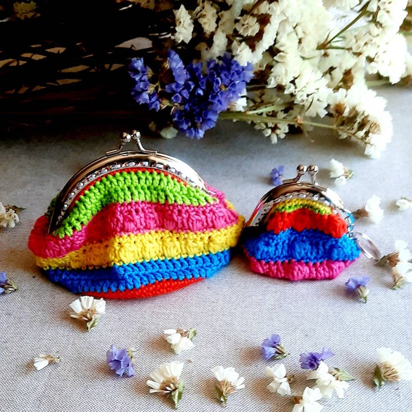 Porte-monnaie Kisslock ou petit porte-clés. Crochet en fil de coton DMC. Accessoires femme ou ado fille. Cadeaux de Noël pour tous les âges pour elle