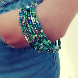 Bracelet fil mémoire, 10 brins, perlé, pour femme ou adolescente, cadeau pour tous les âges. Nuances de vert et de bleu. Bijoux d'été image 3