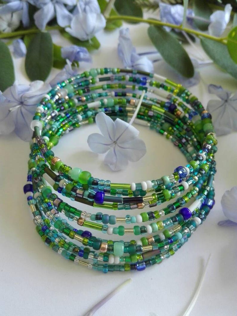 Bracelet fil mémoire, 10 brins, perlé, pour femme ou adolescente, cadeau pour tous les âges. Nuances de vert et de bleu. Bijoux d'été image 2
