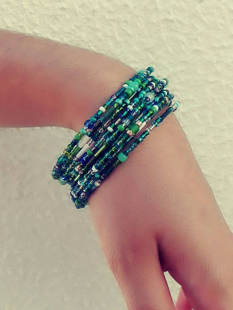 Bracelet fil mémoire, 10 brins, perlé, pour femme ou adolescente, cadeau pour tous les âges. Nuances de vert et de bleu. Bijoux d'été image 6