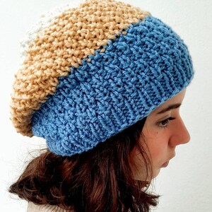 Béret tricoté épais, bleu, crème et blanc. Saison dhiver pour les hommes, tricots de tête femme. Tendance neutre en matière de genre, tous âges symboliques pour Noël image 2