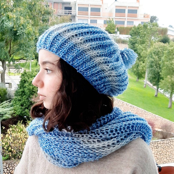 Béret slouchy à pampilles en maille, laine bleue, crème et blanche. Accessoire de tête pour les journées froides d'hiver. Cadeau pour tous les âges. Pour femme ou adolescente