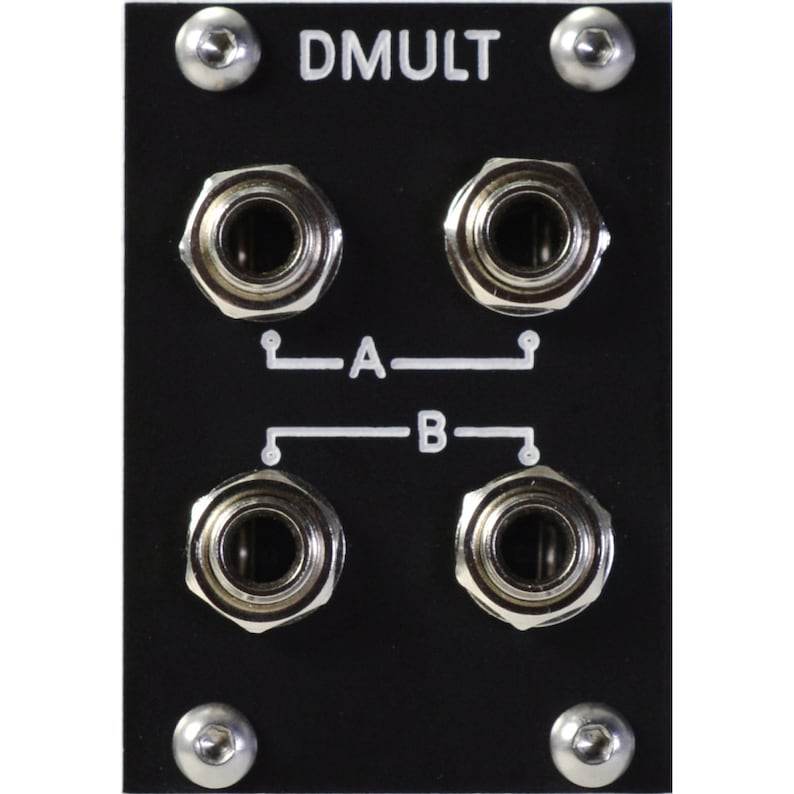 Pu&ograve; includere: Modulo elettronico nero con quattro jack di ingresso, etichettati A e B, e il testo "DMULT" in alto. Viti argentate fissano il modulo al pannello nero. Un componente di sintetizzatore modulare.