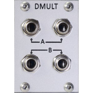 Pu&ograve; includere: Modulo elettronico color argento con quattro jack di ingresso e la scritta "DMULT" in alto. I jack sono disposti in due coppie, etichettate "A" e "B", con linee di collegamento.