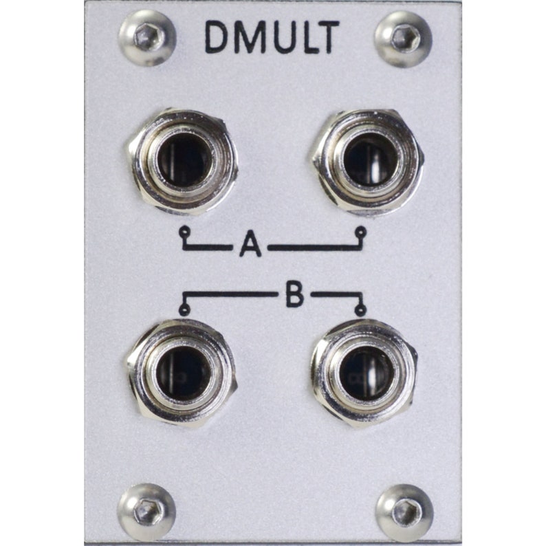 Pu&ograve; includere: Modulo elettronico color argento con quattro jack di ingresso e la scritta "DMULT" in alto. I jack sono disposti in due coppie, etichettate "A" e "B", con linee di collegamento.