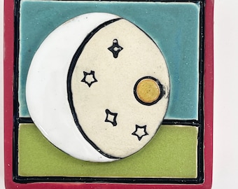 clique tile - moon with red frame