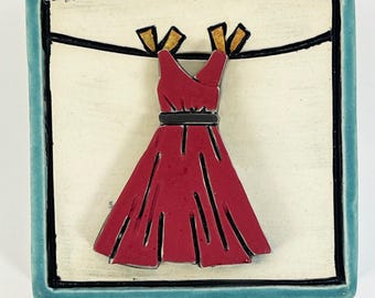 clique tile - red dress on the line with blue border
