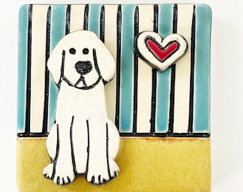 Azulejo de clique: perro con papel tapiz