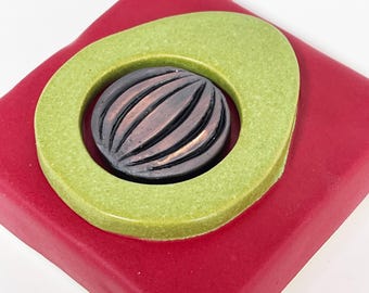 clique tile - avocado on red