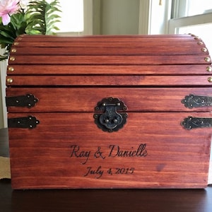 Quemado de madera, rojo siena, cofre de boda, tarjetero, baby shower, bar / bat mitzvah, caja de memoria/recuerdo, rústico, grabado, personalizado