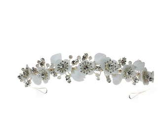 Dainty Flower & Crystal Wedding Tiara / Tocado nupcial hecho a mano / Freya