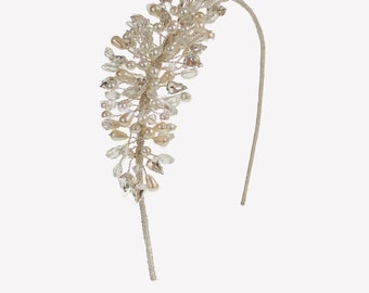 Tocado de boda lateral de perlas y cristales para un look nupcial atemporal / Lea