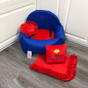 Hondenautostoeltje in koningsblauw ecoleer Luxe blauw en rood autostoeltje Designer hondenautostoeltje Luxe hondenmand voor op reis Custom autostoeltje