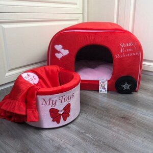 Rood en roze gepersonaliseerd hondenhok Aangepast hondenautobed Designer hondenmand Gepersonaliseerde hondenhok Hondenrittenset Verjaardagshondencadeau