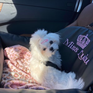黒とベビーピンクの犬用パーソナライズカーシート 犬用ドライビングキット デザイナーカーシート 旅行用の高級犬用ベッド