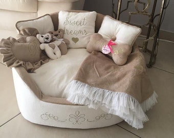 Cama para mascotas de piel Minky beige: diseño crema royal, bordado personalizado disponible