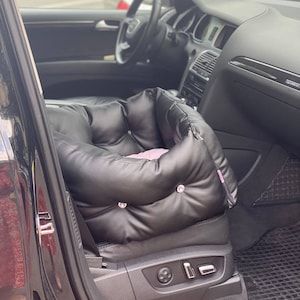 Zwart en roze luxe hondenautostoeltje Luxe zwarte autostoeltje Designer hondenautostoeltje Luxe hondenbed voor op reis Op maat gemaakt gepersonaliseerd autostoeltje
