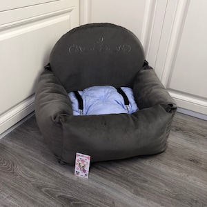 Hond autostoeltje in grijze faux suède Driving kit voor hond Designer hond autostoeltje Luxe hond bed voor reizen Aangepaste hond autostoeltje