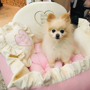 ピンクとクリーム色のパーソナライズされた犬用カーシート 高級クリームとベビーピンクの運転キット デザイナー犬用カーシート 旅行用の高級犬用ベッド