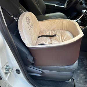 Bruin en beige op maat gemaakt hondenautostoeltje Gepersonaliseerd rijpakket voor hond Designer autostoeltje Luxe hondenmand voor op reis Hondenstoeltje op maat