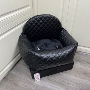 Hondenautostoeltje in zwart en beige Drijfpakket voor hond Designer hondenautostoeltje Luxe hondenmand voor op reis Aangepast kunstleer autostoeltje voor honden
