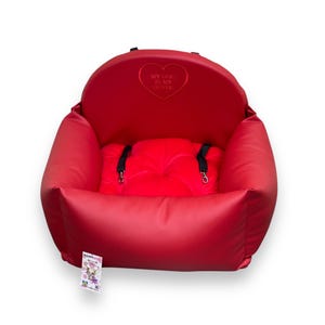 Rode autostoel voor hond Luxe rode autostoeltje Designer hondenautostoeltje Luxe hondenmand voor op reis Custom autostoeltje