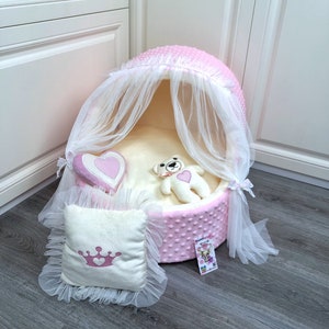 Baby pink and cream designer dog cradle Luxury dog bed with tulle curtains Customized dog bed Birthday dog cradle Personalized puppy bed zdjęcie 6