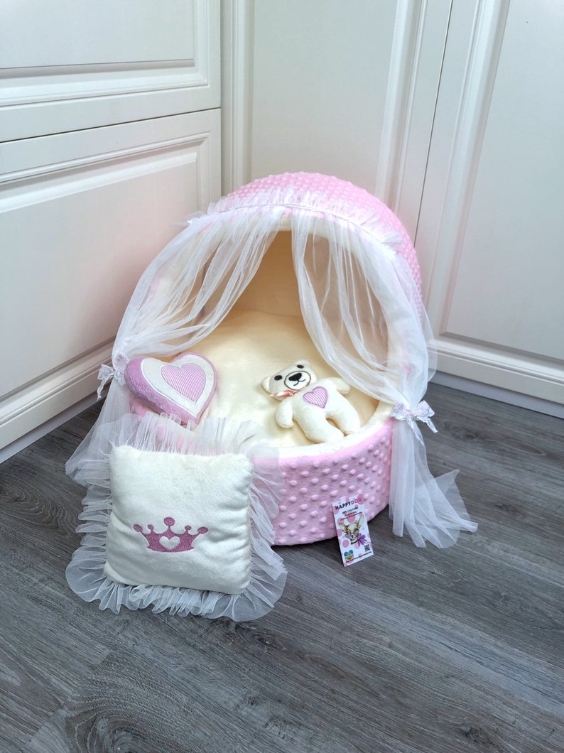 Baby pink and cream designer dog cradle Luxury dog bed with tulle curtains Customized dog bed Birthday dog cradle Personalized puppy bed zdjęcie 6