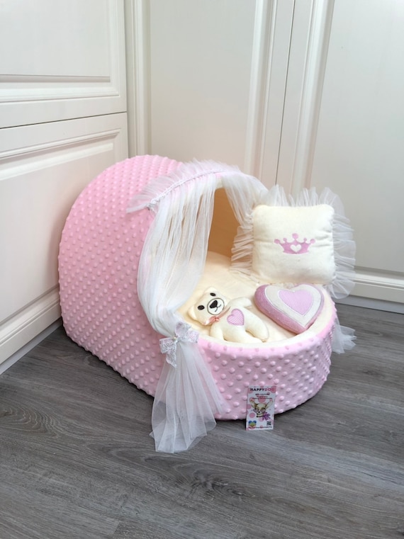 ピンクの犬用ゆりかごベッド：高級ミンキーファーとチュールカーテン