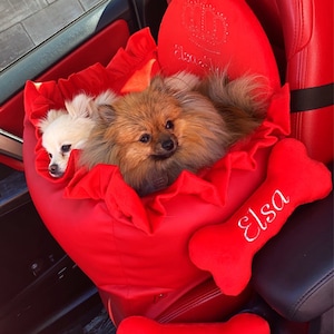 Rode autostoel voor hond Luxe rode autostoel voor huisdieren Designer autostoeltje voor honden Luxe hondenmand voor op reis Gepersonaliseerd autostoeltje voor hond