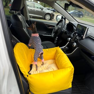 Luxe geel eco-leer hondenautostoeltje met 'My Dog is my Bestie'-borduursel - reismand en reismand voor kleine honden