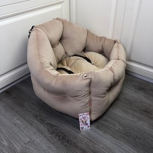 Beige creme brulee autostoeltje voor hond Luxe beige autostoeltje voor huisdieren Designer hondenautostoeltje Luxe hondenmand voor op reis Custom autostoeltje