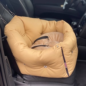 Beige creme brulee autostoeltje voor hond Luxe beige autostoeltje voor huisdieren Designer hondenautostoeltje Luxe hondenmand voor op reis Custom autostoeltje